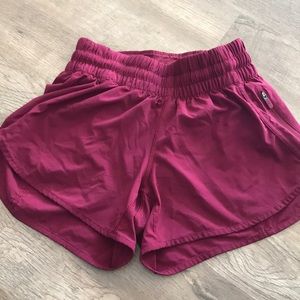 Lululemon Tracker Short V 4” sz 6